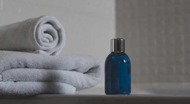 Come funziona e perché acquistare uno shampoo anticaduta